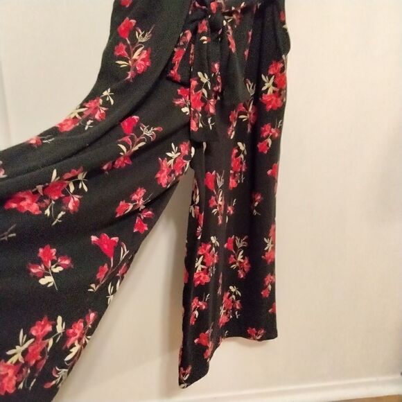 Time and Tru Women's Tank Jumpsuit Size L Black Red Floral - Picture 2 of 8